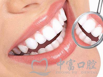 门牙缺失用什么烤瓷牙？